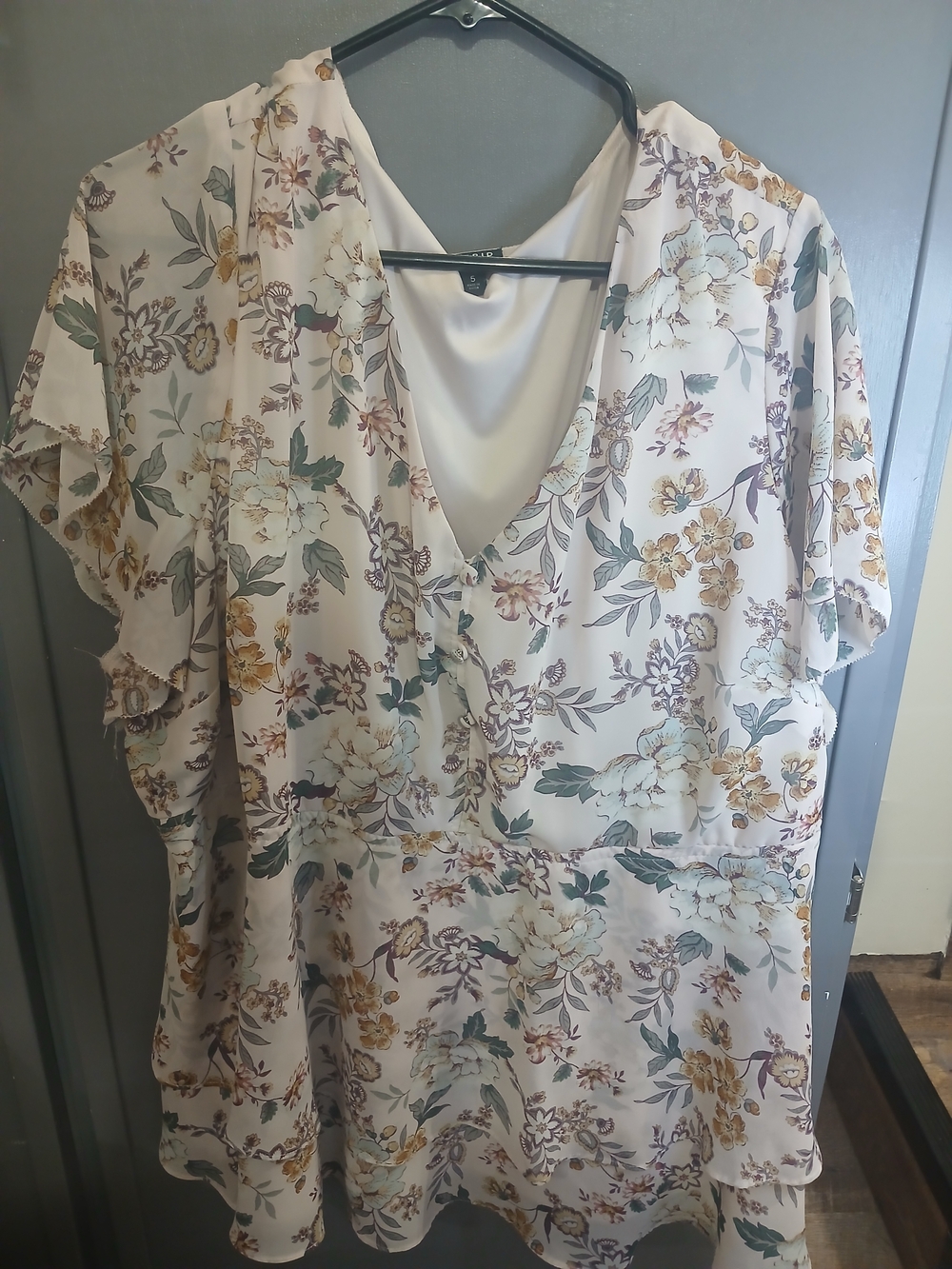 torrid Cream Floral V-Neck Flutter Sleeve Blouse